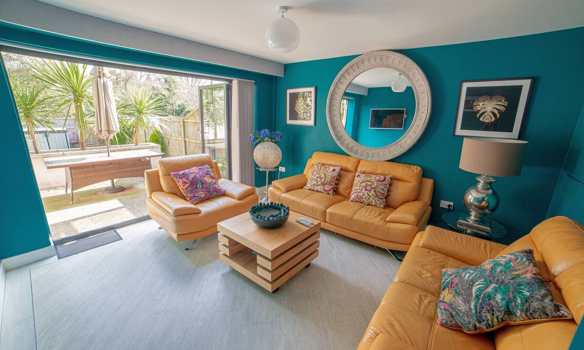 Whitstable House | High Tide is a modern three-bedroom, boasting a luscious garden and convenient off-street parking.