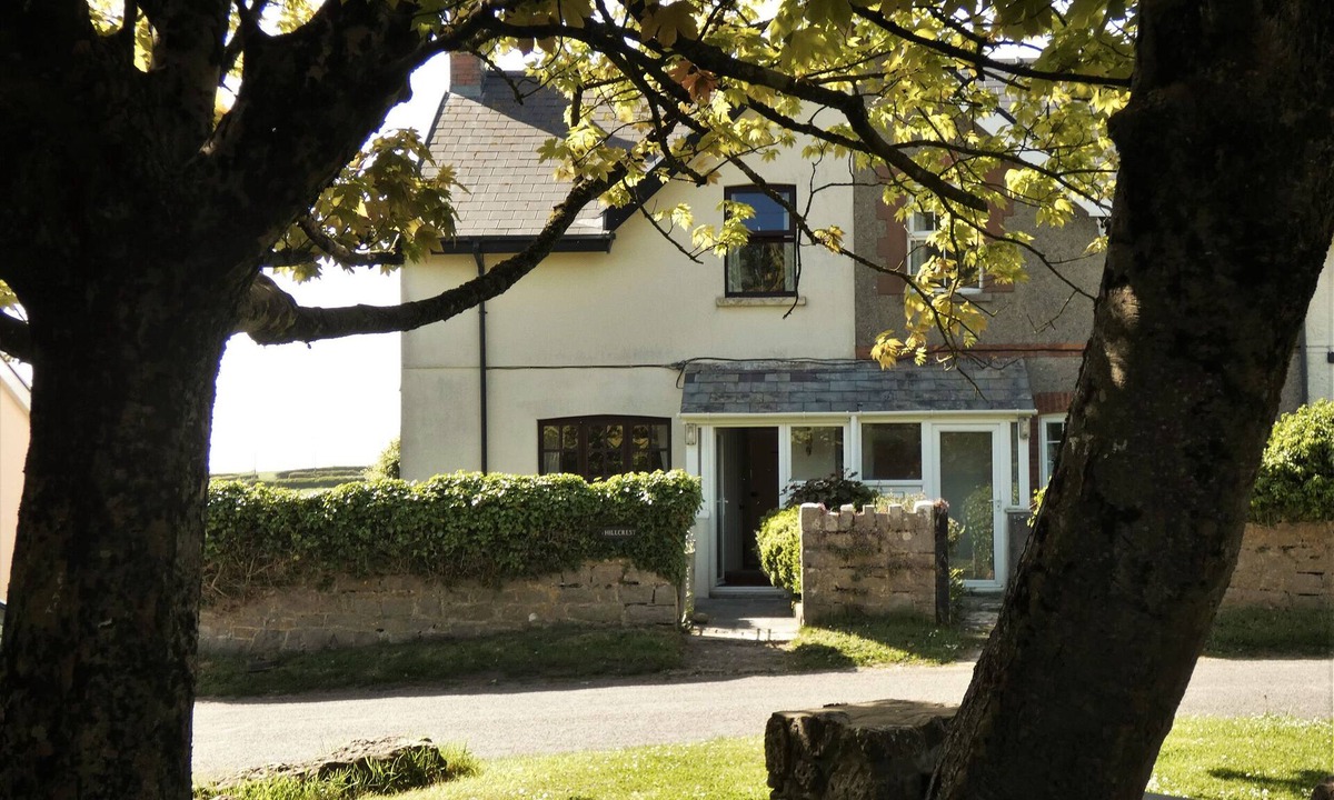 Crynant Cottage | HILLCREST, pet friendly, with open fire in Oxwich