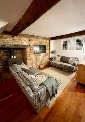 Hursley House | Historic 3-Bed Cottage with Garden in Hursley