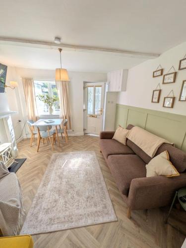 Edwinstowe House | Holly Cottage