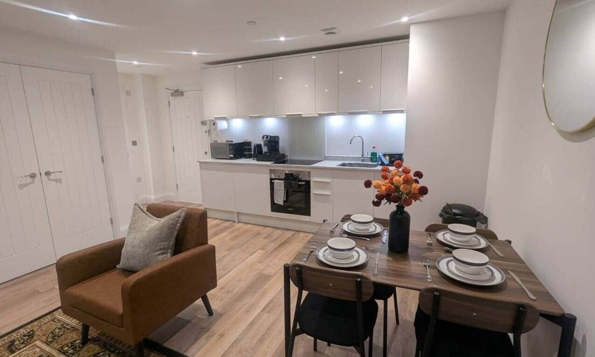 Gravesend Apartment | Homely and Lush 1 Bed Apartment at Gravesend