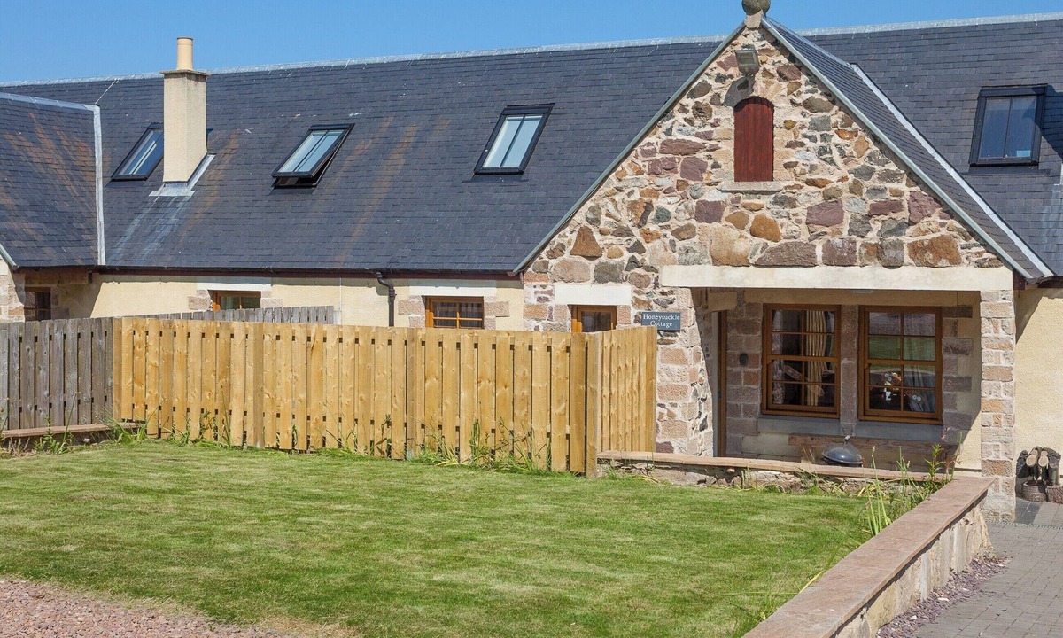 Linlithgow Cottage | Honeysuckle Cottage - UKC6255