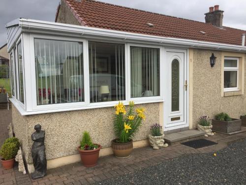 Airdrie House | Honeysuckle-Peaceful Scottish Cottage with Hot Tub