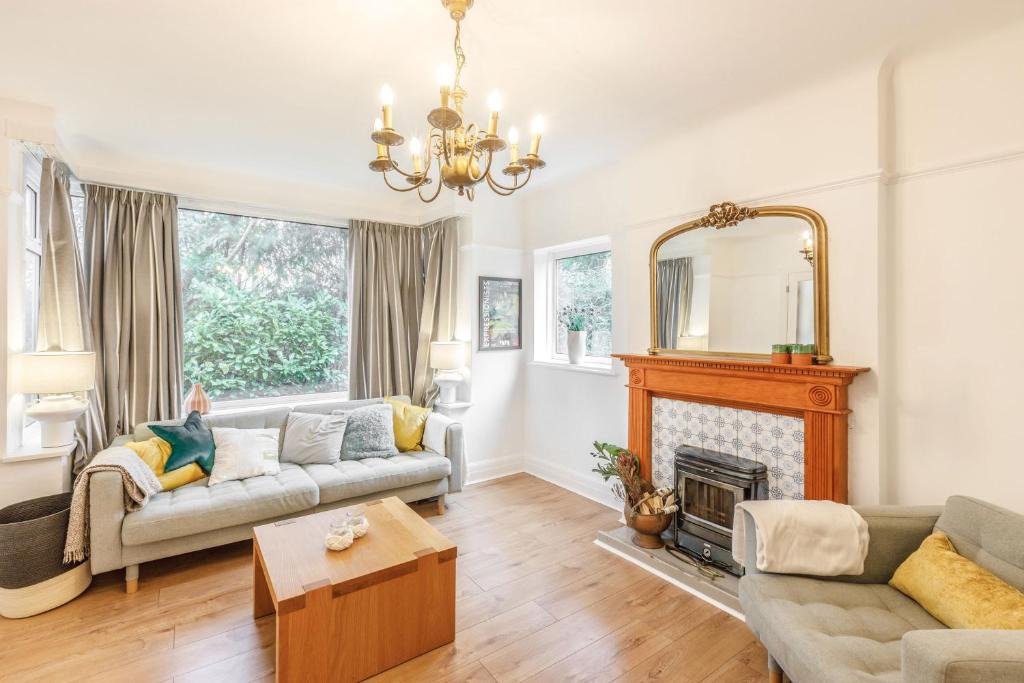 Winchester House | Host & Stay - Combpyne