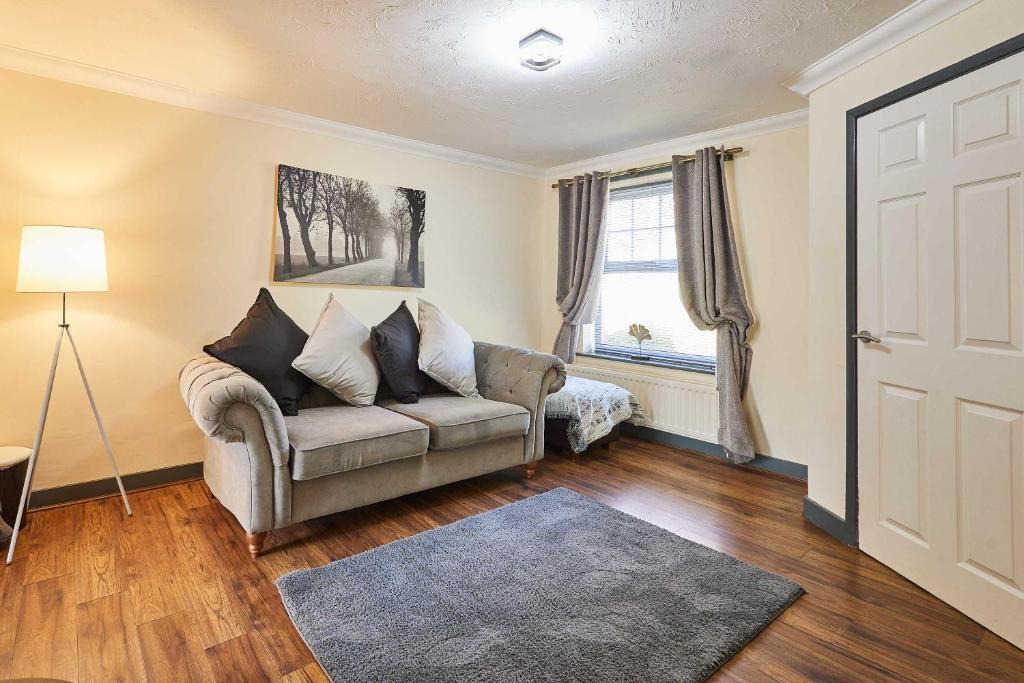 Kettering House | Host & Stay - Venture Park Villas