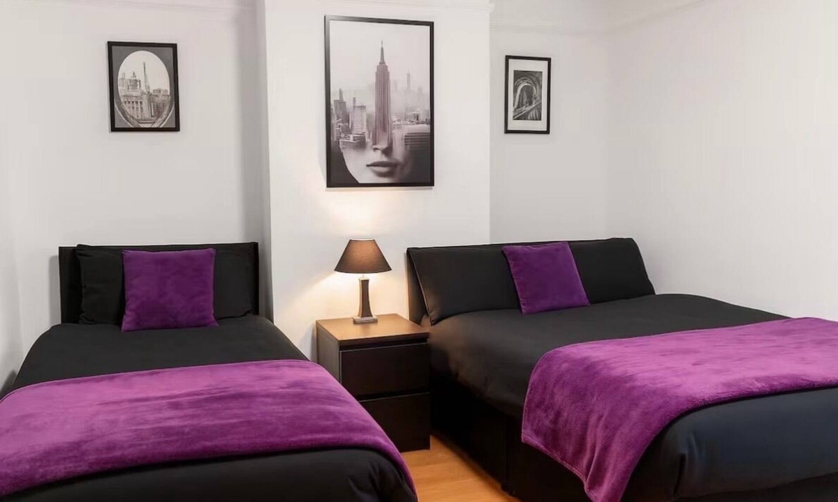 Reading House | House Sleeps 10 with Enclosed Garden