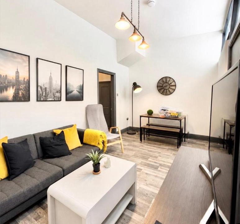 Marfleet House | Hull Contractor Stays Relocators Free Parking fast WI-FI