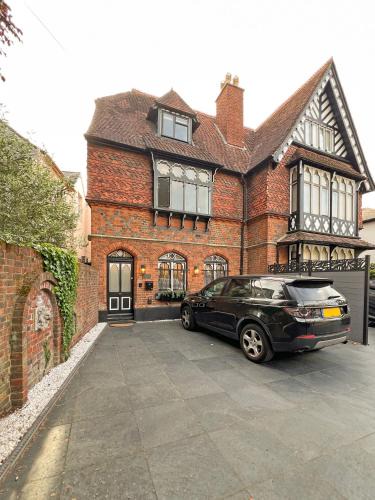 Windsor Villa | Incredible Luxury Windsor Long Walk 4 Bedroom Home With Free Driveway Parking