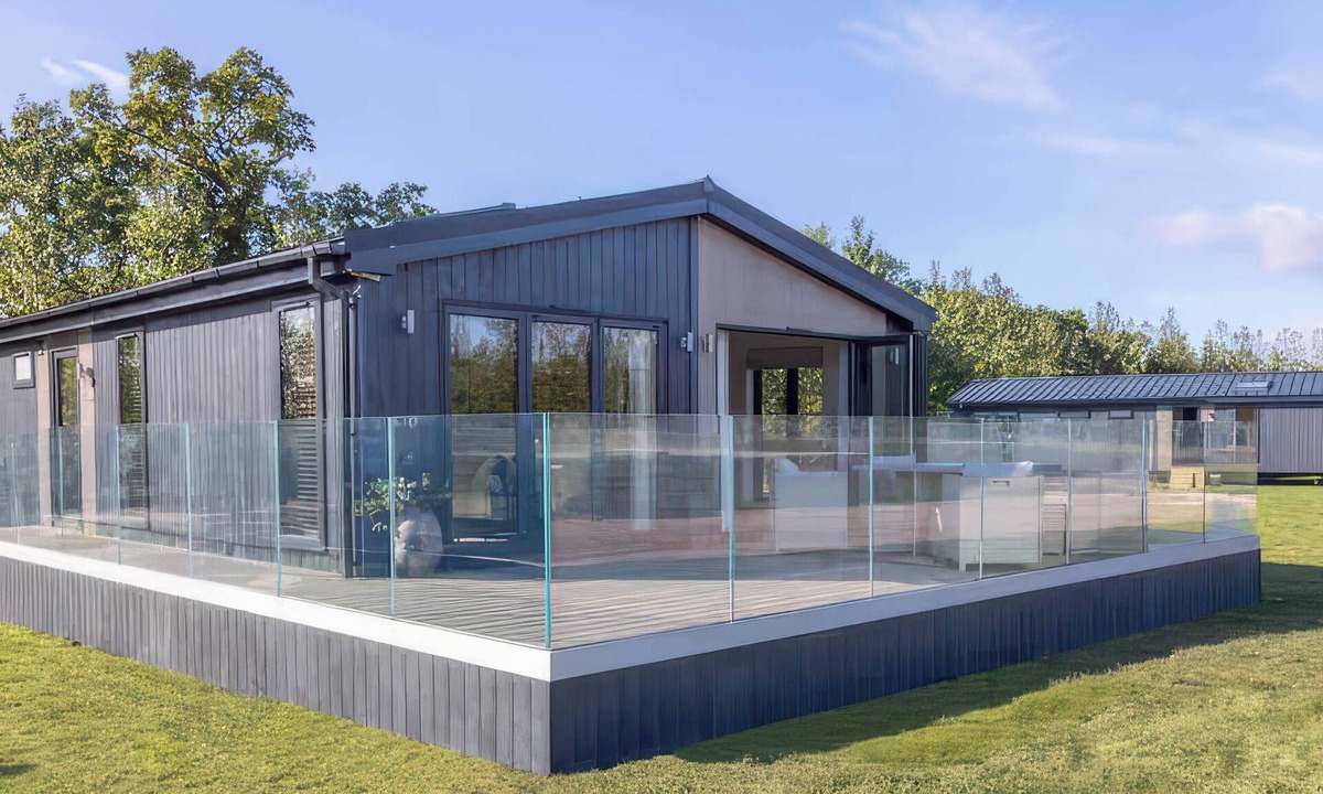 Scawton Cottage | ISCA LODGE - WITH DECKING, pet friendly, with a garden in Wombleton