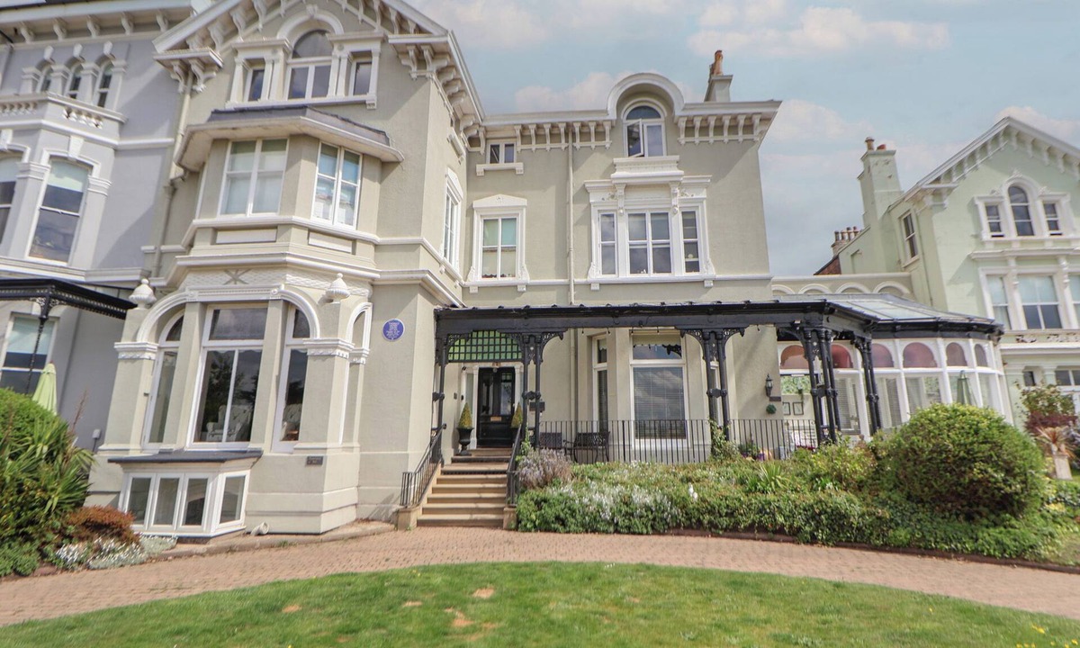 Waterloo House | ISMAY DINING ROOM SUITE - TITANIC INTEREST BEACH VIEW in Waterloo, Merseyside