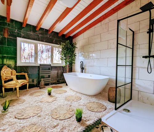 Blairgowrie Cabin | Kaoglen Zen-Feature Bath-Dunkeld-Route 500