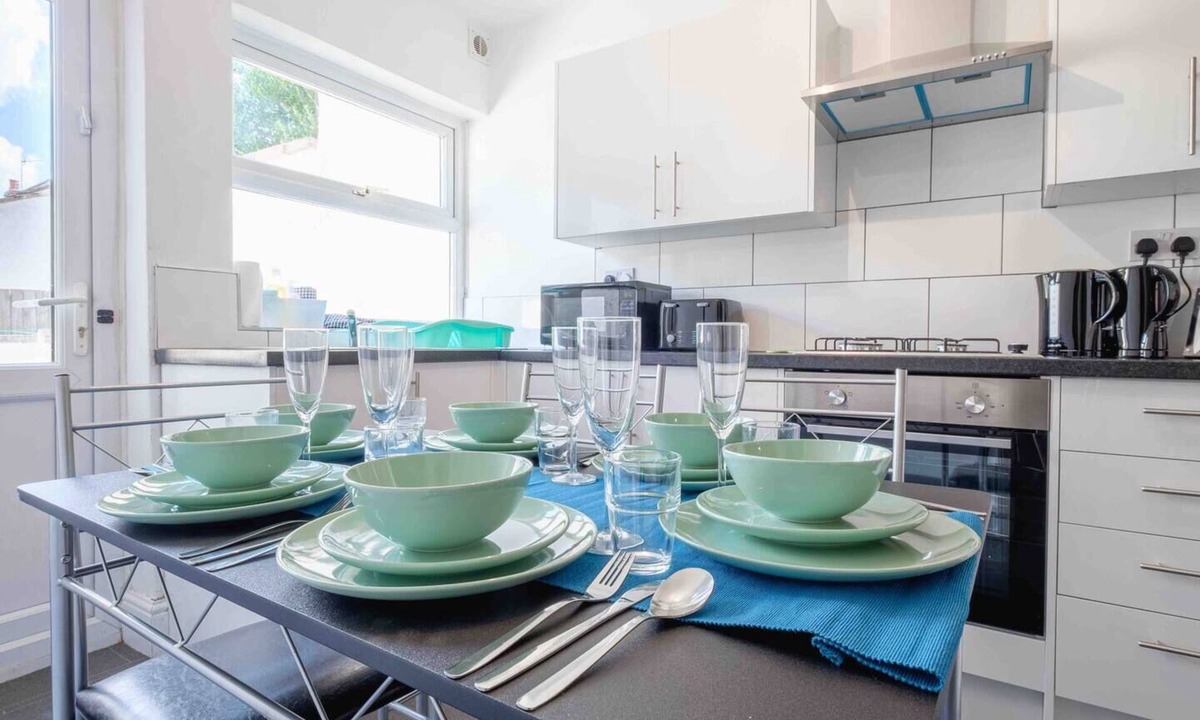 Staple Hill Apartment | Karah Suites - Lansdown Road
