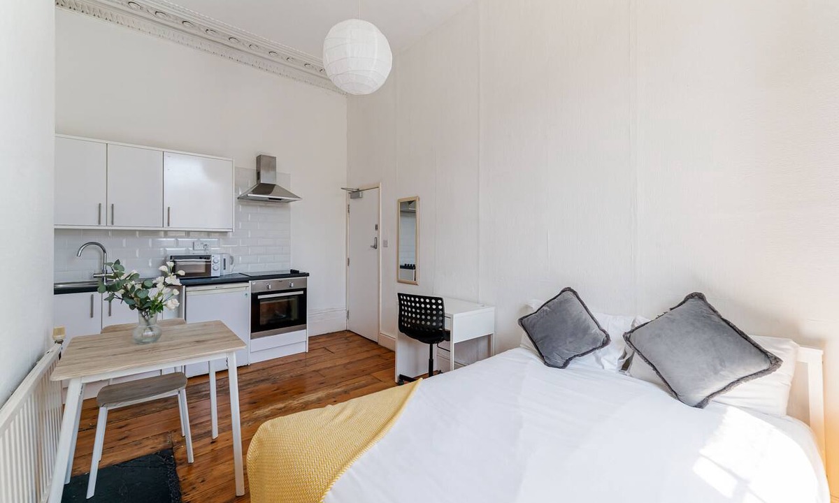 Clifton Apartment | Kitchenette Double Room with Shared Bathroom