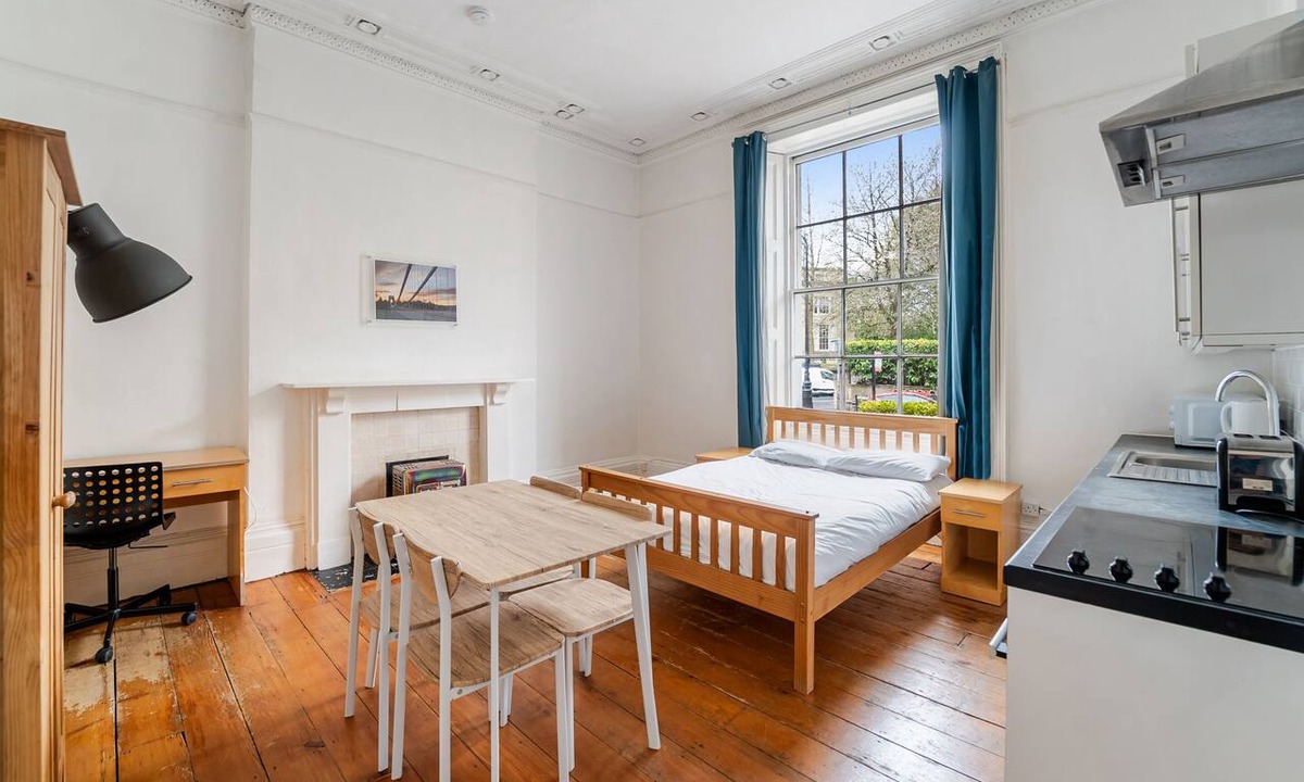 Clifton Apartment | Kitchenette Double Room with Shared Bathroom