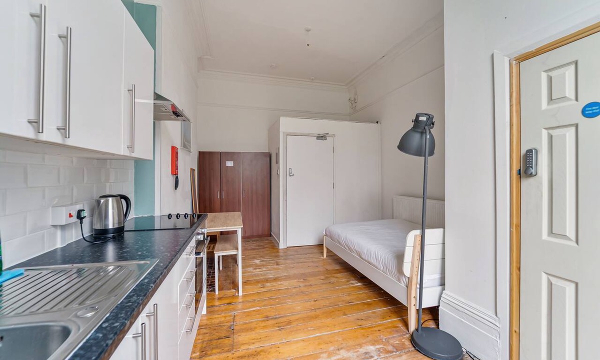 Clifton Apartment | Kitchenette Double Room with Shared Bathroom