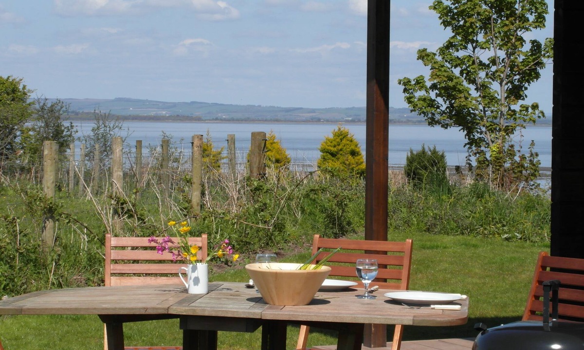Kirkbean Cottage | Lapwing Lodge - a log chalet that sleeps 4 guests in 2 bedrooms
