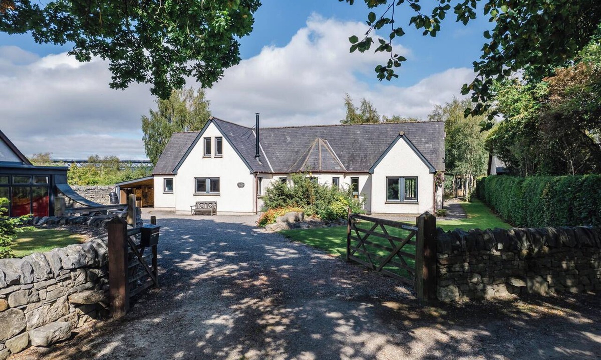 Tomatin House | Large detached property centrally located in the Scottish Highlands.
