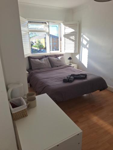 Bellingham House | Large Double Room with Own Bathroom and Free Parking
