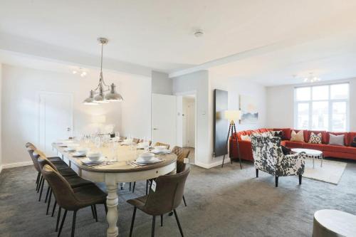 Barnt Green House | Large Luxury Home in Solihull - Sleeps 14 near NEC & BHX