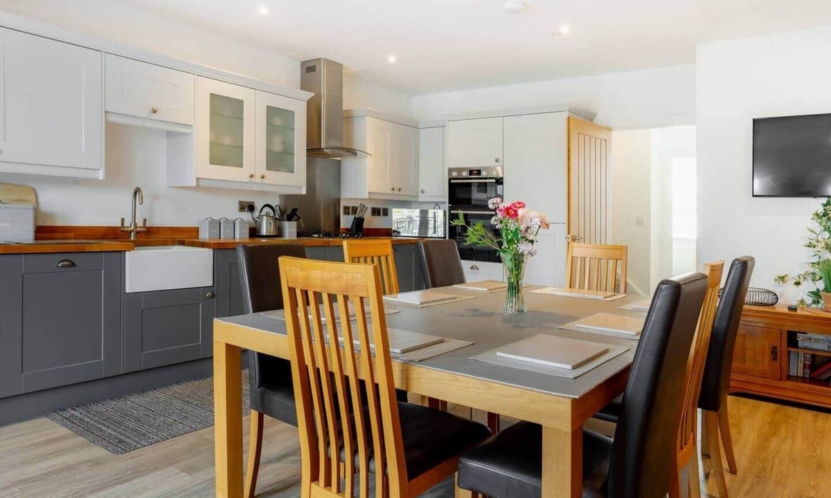 Oulton Broad House | Large Modern Scenic 4 Bedroom Townhouse