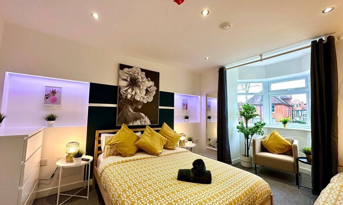 Winton House | Large NEW 8 bedroom house Sleeps 20 Accepts Groups