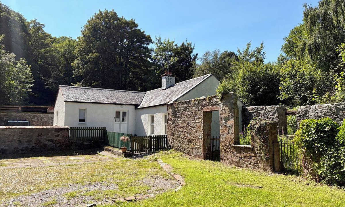 Strathpeffer Cottage | LAUNDRY COTTAGE, pet friendly, with open fire in Strathpeffer