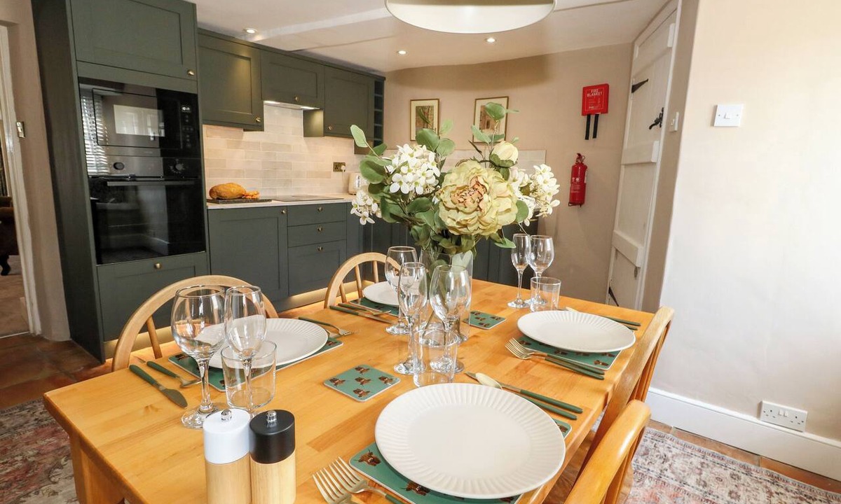 Corfe Castle Village Cottage | Little Wickers