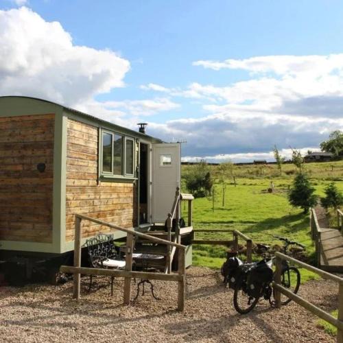 Hallington House | Lizzie off grid Shepherds Hut The Buteland Stop