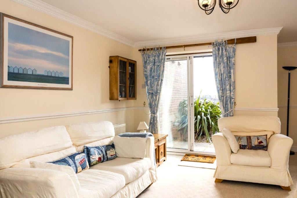 Eastbourne Apartment | Lock & Quay - waterfront oasis