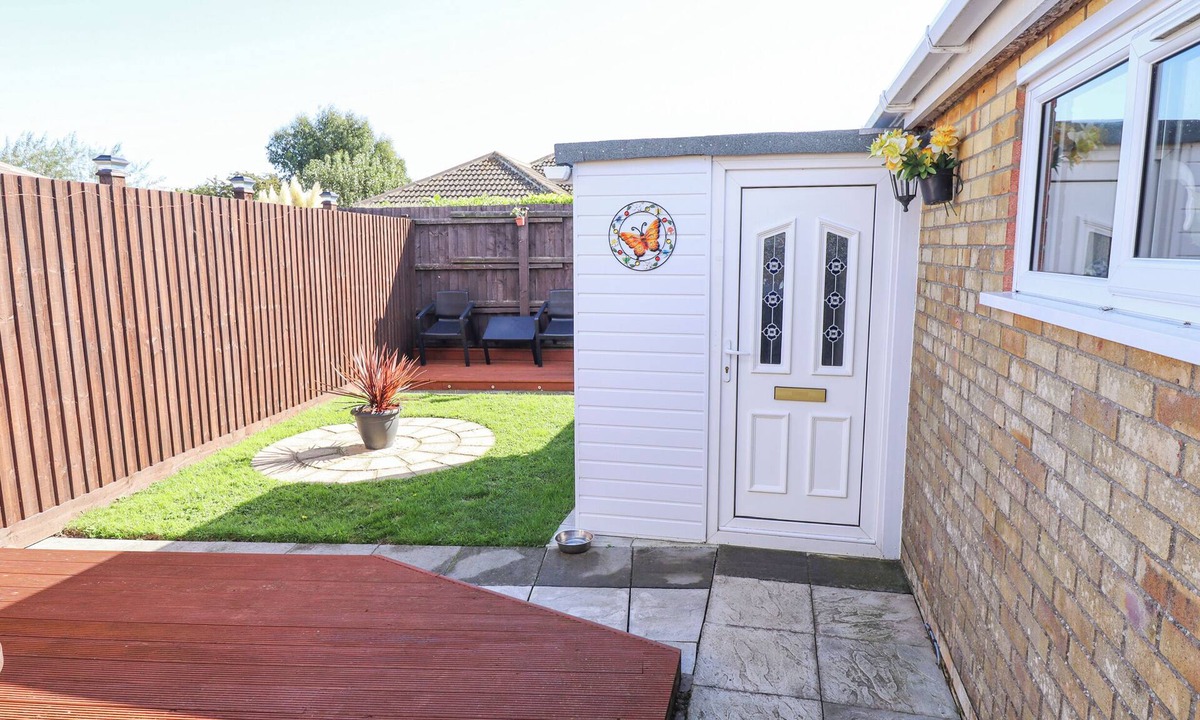 Mablethorpe and Sutton Cottage | LOCKDOWN LODGE, pet friendly, country holiday cottage in Trusthorpe