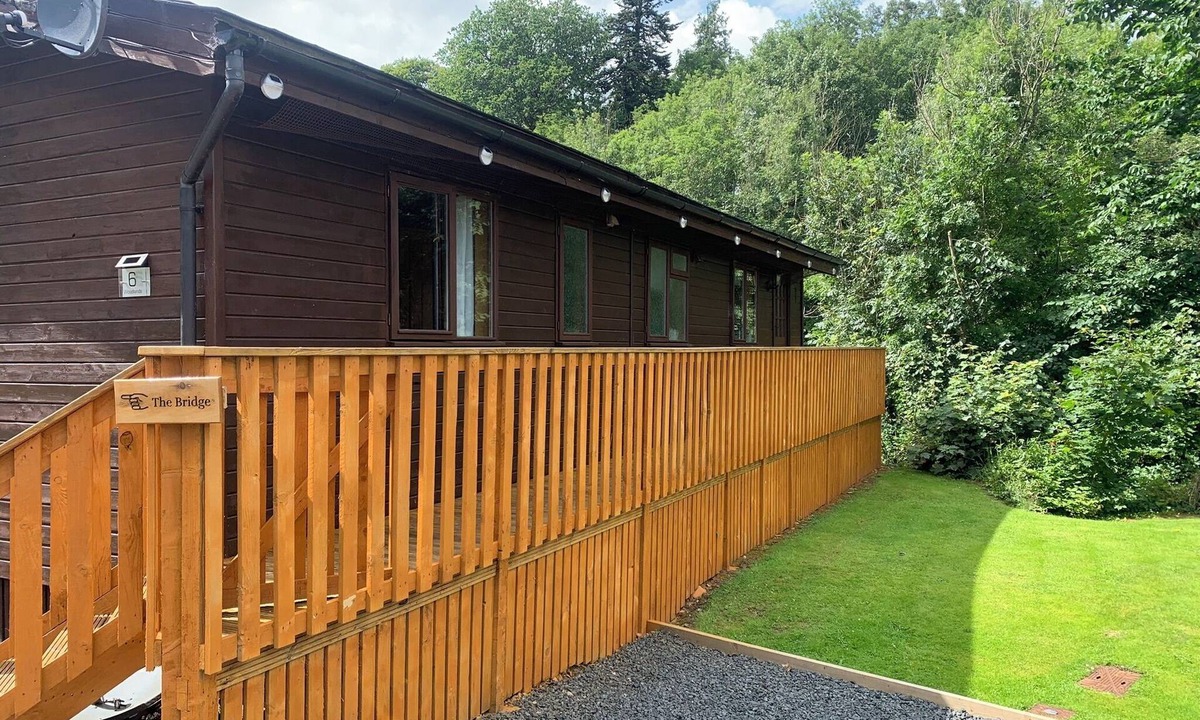 Hawick Cabin | Lodge with river view - sleeps 6 - pet friendly