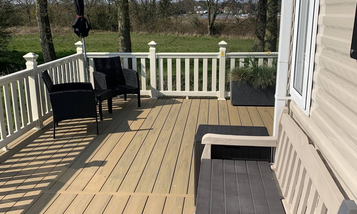 Oulton Broad House | Lovely caravan with large decking near to the Norfolk Broads ref 12109B