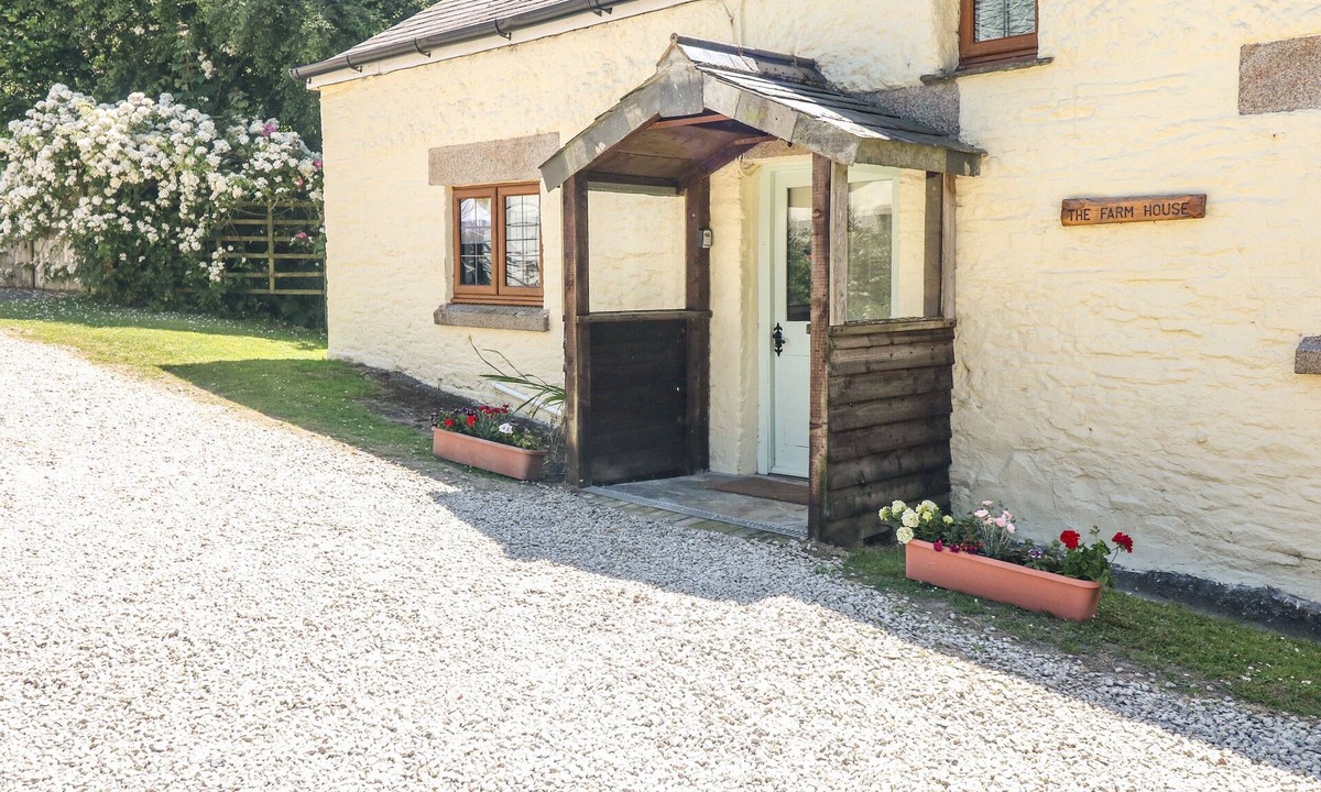Brazzacott House | LOWER WEST CURRY FARMHOUSE, pet friendly in Launceston