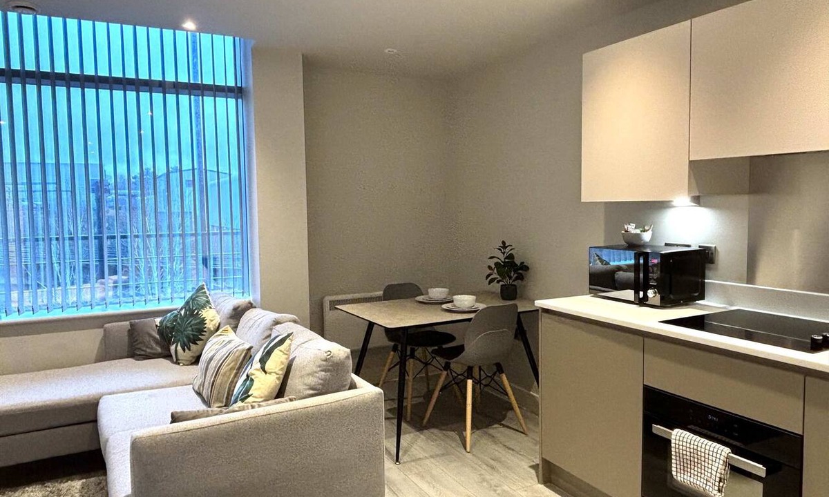 Bracknell Apartment | Lux Bracknell Studio w/Fast WiFi & Parking