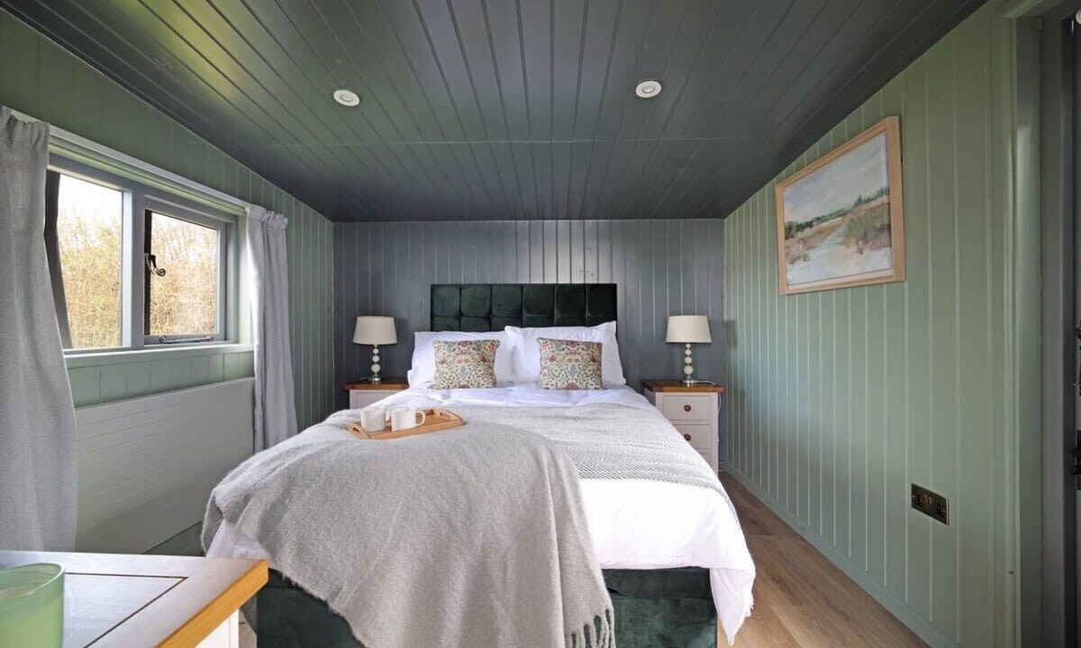 Sidmouth Cabin | Luxurious Hut with Outdoor Bath & Sea Views