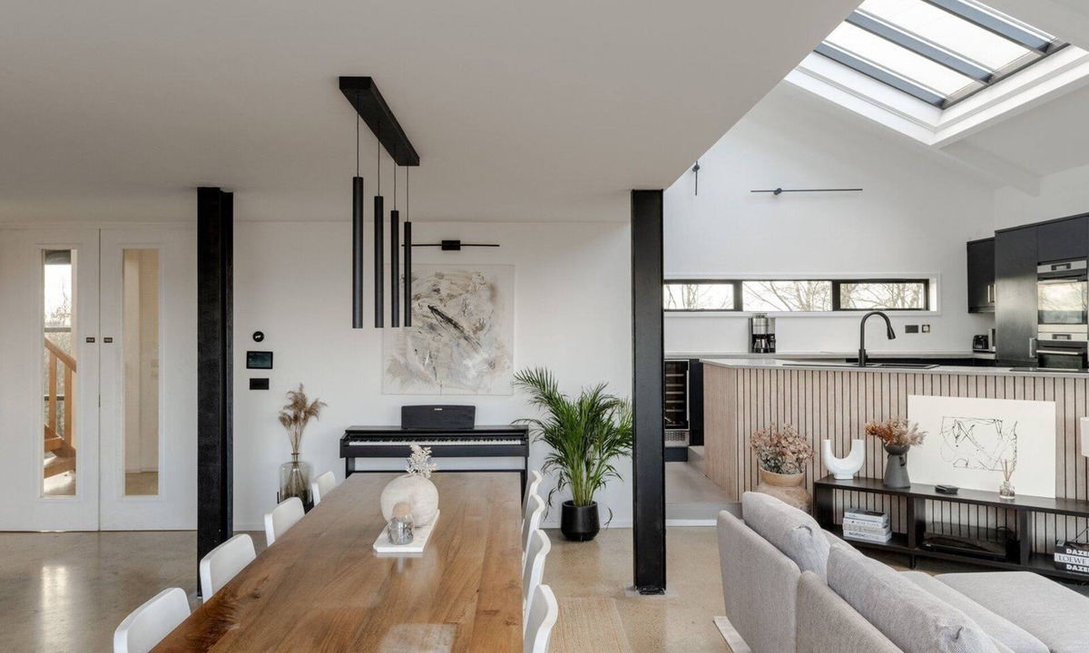 Ely House | Luxurious Retreat with Cinema Lounge