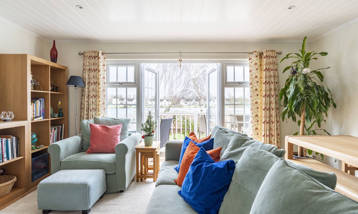 South Cerney Cabin | Luxurious South-Facing Lakeside Lodge