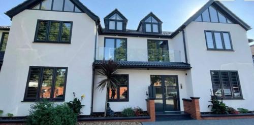 Uxbridge North Apartment | Luxury 2-Bed Ensuite with Free Parking & 15 Mins to Heathrow