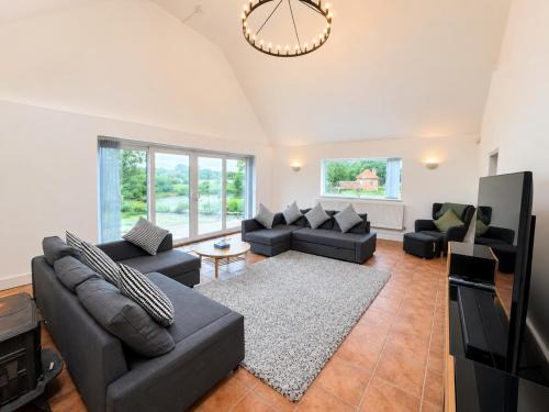 Hillingdon House | Luxury 5BDR Riverside Retreat near Uxbridge