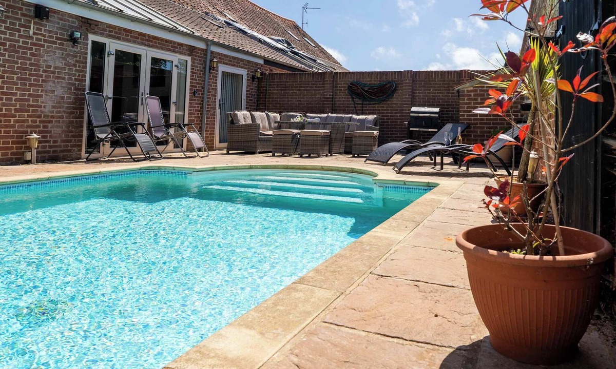 Bradwell Villa | Luxury Barn w/Pool, Hot Tub & Sauna Escape