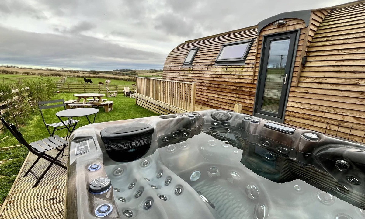Eyemouth Cabin | Luxury Cabin with Hot Tub in the Scottish Borders