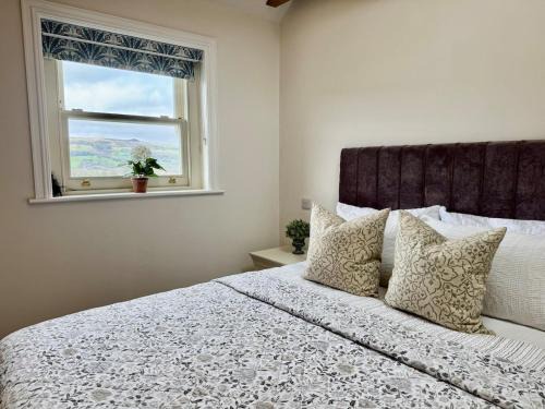 Castleton House | Luxury cottage for 2 in Castleton - Peak District retreat - Panoramic Views & Log burner