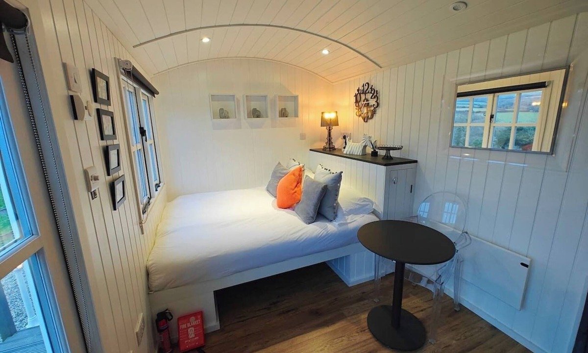 St. Mawgan House | Luxury Countryside Shepherds Hut with Hot Tub