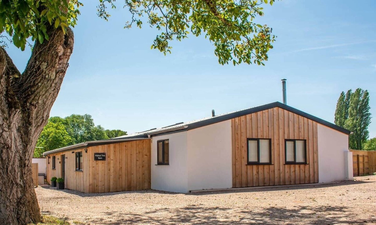 Crediton House | Luxury Devon Barn with Hot Tub & Meadow Views