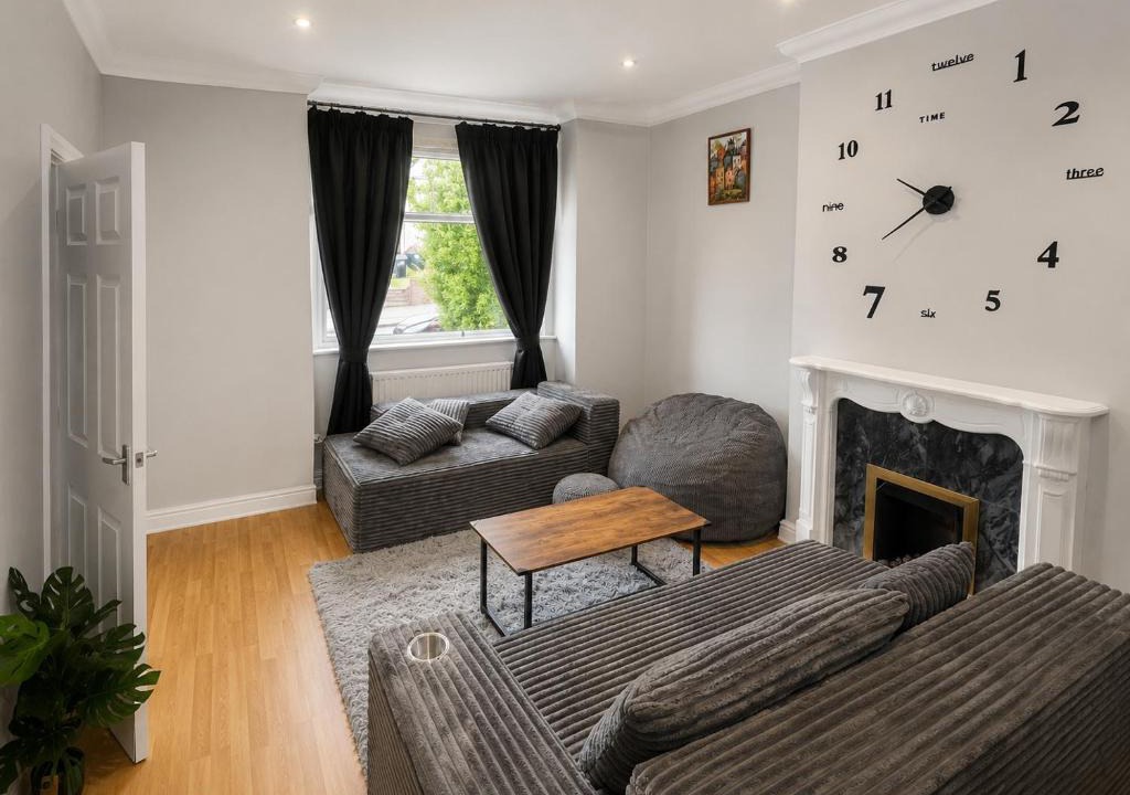 Cleedownton Apartment | Luxury Grand Three-Bed Residence in Birmingham