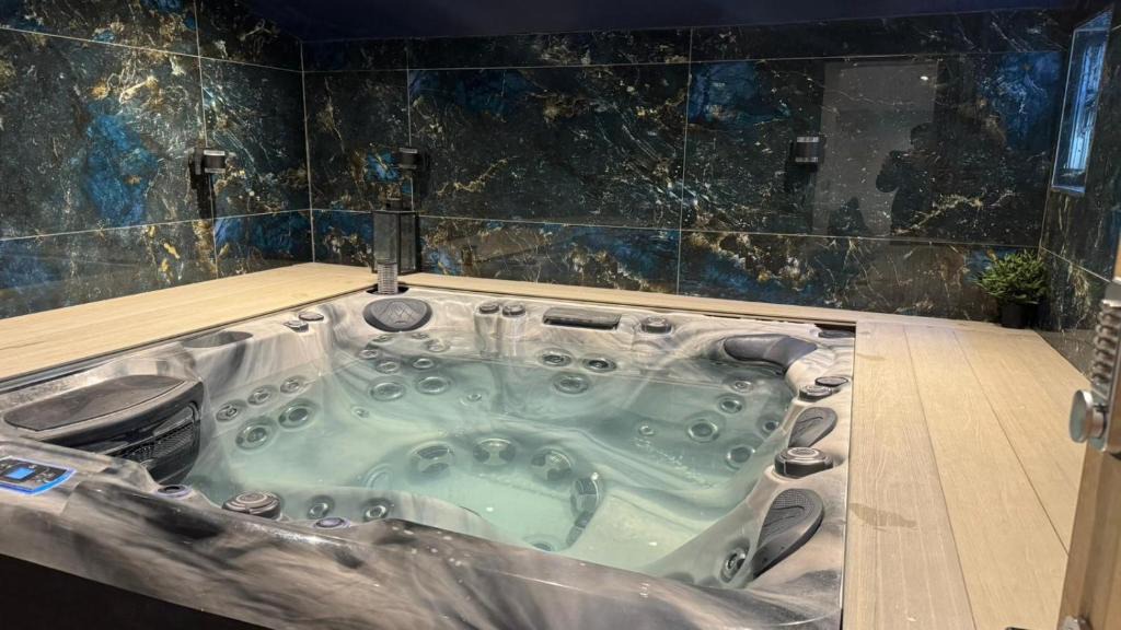 Watford Apartment | Luxury Jacuzzi Cottage near Harry Potter & Nature