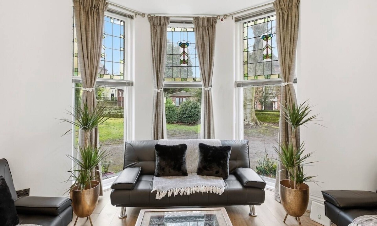Liverpool Apartment | Luxury Liverpool Family Home with parking| Sleep 7
