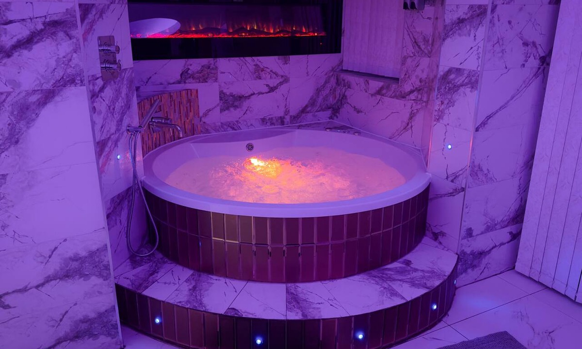 Bradford Apartment | Luxury open plan apartment with large jacuzzi