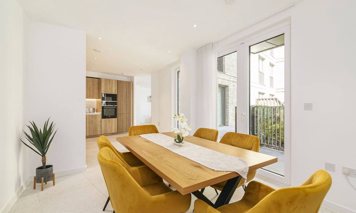 Stepney Green Apartment | Luxury Spacious Flat With Communal Gardens Parking