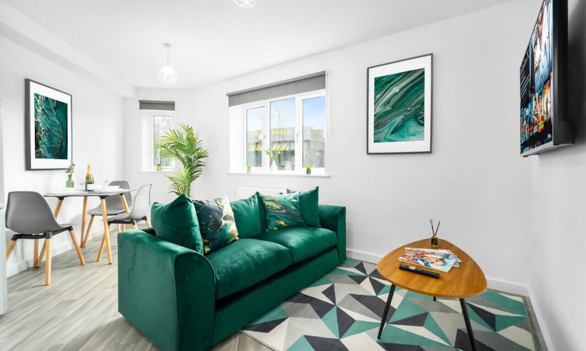 Cradley Heath Apartment | Luxury Two Bed Apartment - Parking